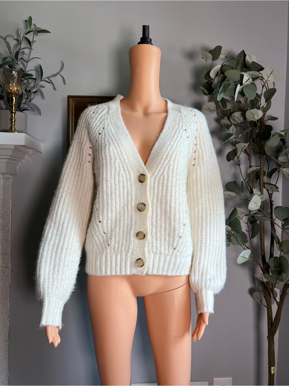 LOFT Women’s Cozy cream Fuzzy knit V-neck cardigan Small